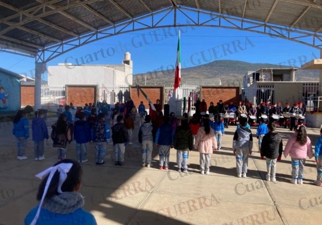 Fomentan valores cívicos en Tlaxco: Conmemoran Día de la Bandera en Primaria Carlos González