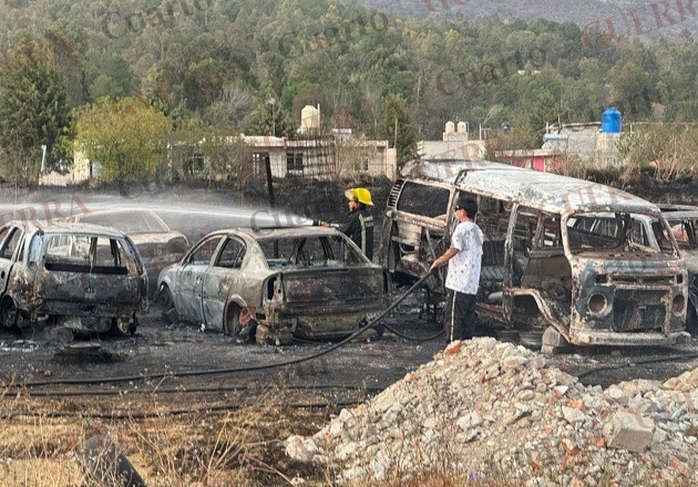 Fuego devora deshuesadero en límites de Panotla y Totolac; quema de pastizal provoca el siniestro
