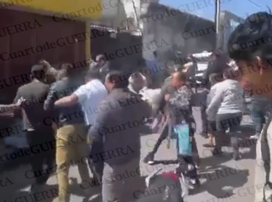 Disputa por 'la plaza' desata violenta batalla campal entre taxistas y mototaxistas en Zitlaltépec