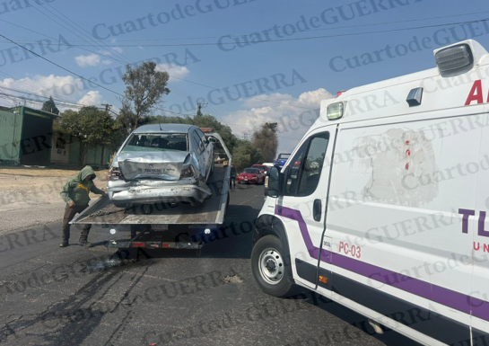 Choque en Tetla; paramédicos auxilian a mujer y la trasladan a la Zona Militar