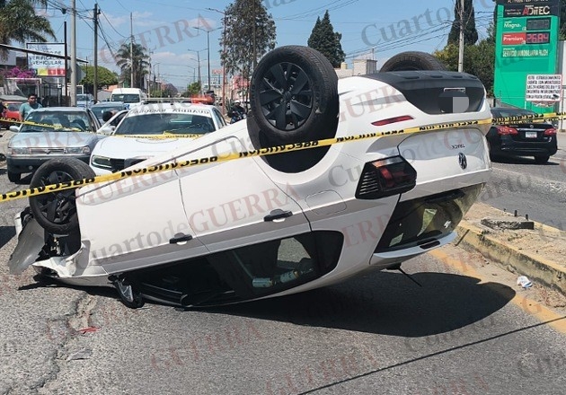 Volcadura frente a hospital privado desata carambola y caos en la vía federal Tlaxcala–Puebla