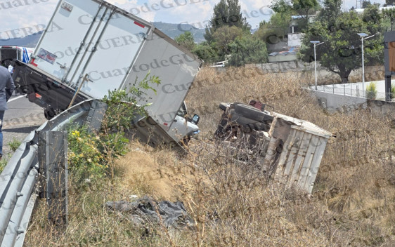 ¡Aparatoso accidente en el Libramiento Tlaxcala! Tráiler choca a camioneta en zona de mantenimiento y vuelca