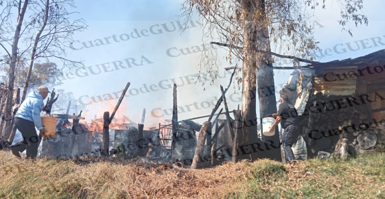 Policías capitalinos y vecinos de Ocotlán, Tlaxcala, se unen para sofocar incendio de una vivienda