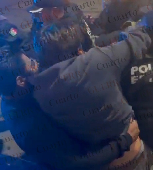 Intentan linchar a conductor que atropelló a tres personas; incendian su camioneta, en Tepetitla