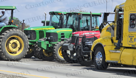 'Nos mandan granaderos, pero no seguridad': campesinos y transportistas doblan cerco policial y cierran el Arco Norte