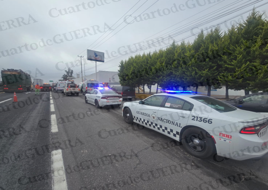 Choque de unidad de transporte de personal contra camión de arena deja tres trabajadores heridos en Huamantla
