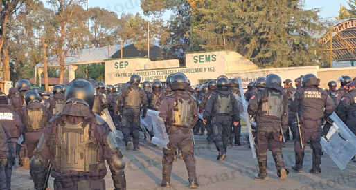 Antimotines rompen bloqueo en la México-Veracruz; hay al menos dos detenidos