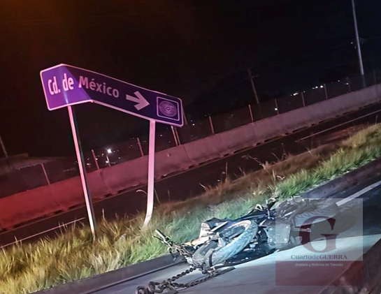 Muere motociclista tras chocar contra un anuncio en Huamantla