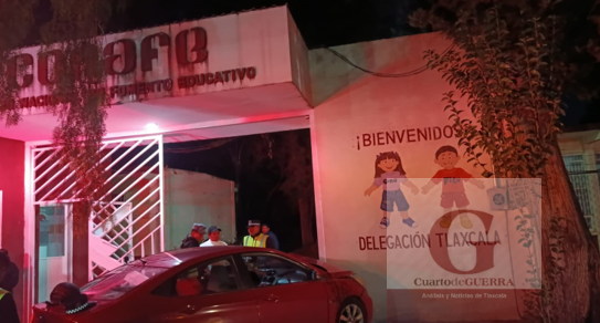 ¡Se fue contra el zaguán! Ebrio maestro derriba portón del CONAFE tras brutal choque en Ixtacuixtla