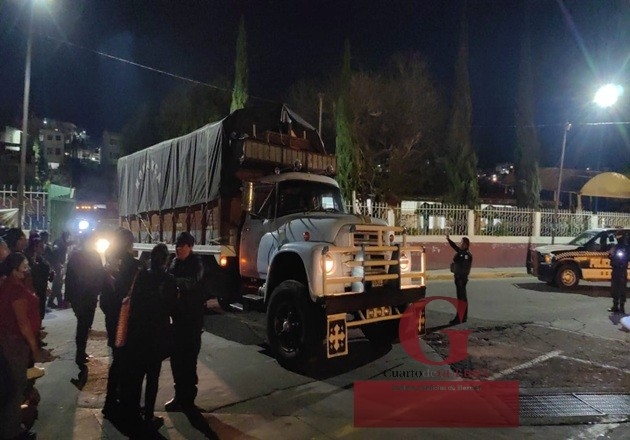 Bajo fuerte resguardo policial, realizan traslado de archivos a la nueva sede de la Primaria Emiliano Zapata en La Loma