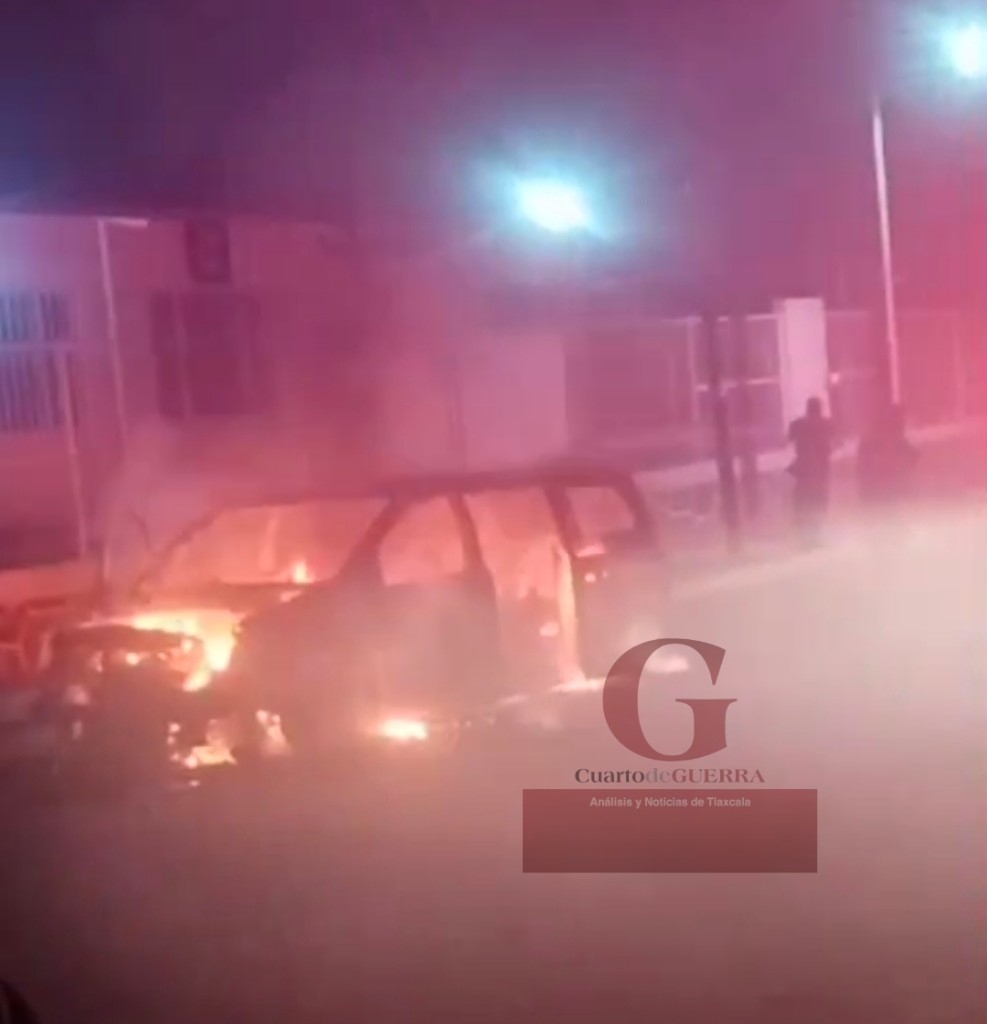 Se incendia camioneta en San Tadeo Huiloapan, Panotla, por presunta falla mecánica