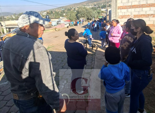 Padres de familia cierran primaria '20 de Noviembre' en Tlaxco; exigen la salida de la directora