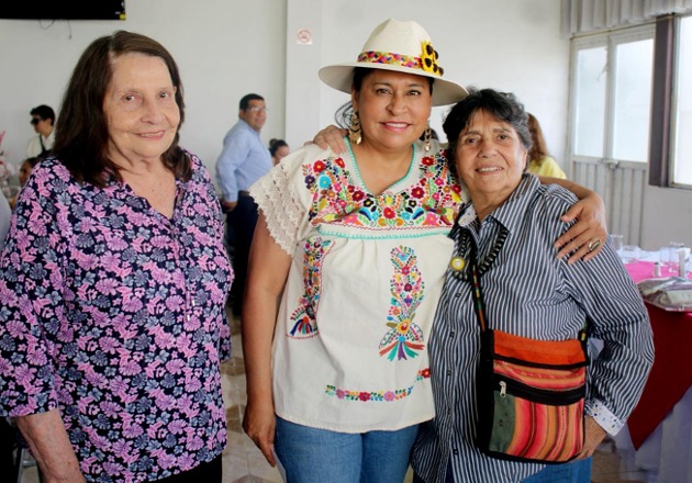 Entre abrazos y reflexiones, Ana Lilia Rivera reconoce el esfuerzo silencioso de las madres tlaxcaltecas