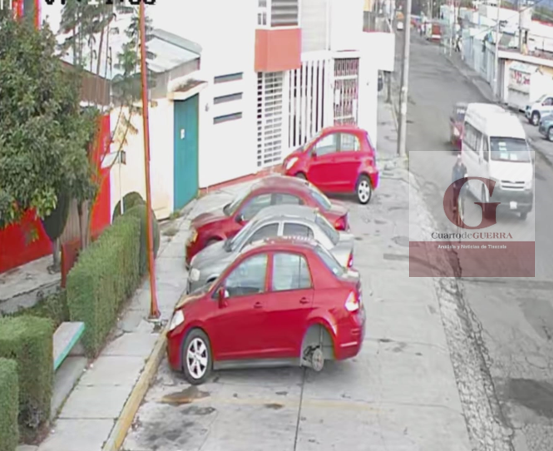 ¡En menos de dos minutos! Ladrones en Seat Ibiza pegan robo de llantas en Atlixtac, Apizaco