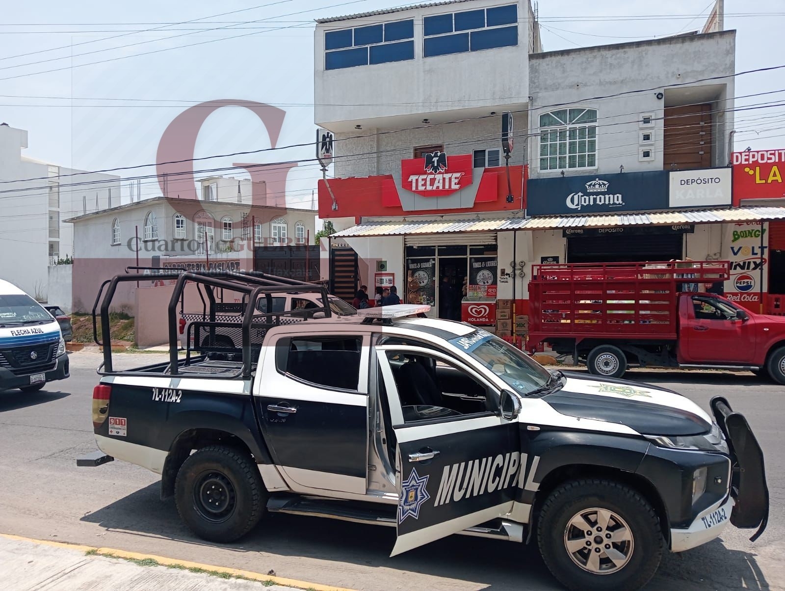 Con pistola en mano, delincuentes asaltan depósito de licores en Zacatelco