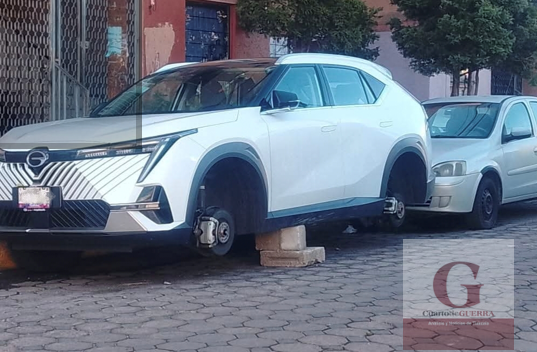 Dejan camioneta sobre tabiques tras robo de llantas en Zacatelco