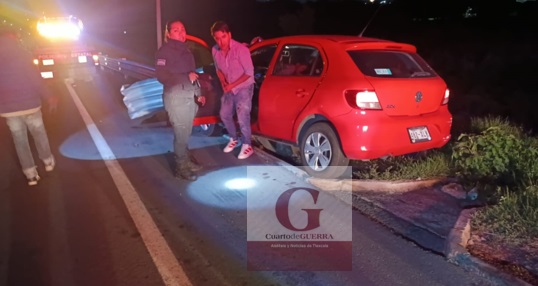 ¡Milagro en la Texmelucan-Tlaxcala! Conductor ebrio incrusta su auto en barra de contención y se salva de morir