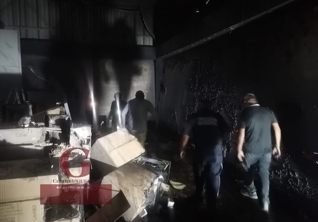 Supuesto cortocircuito provoca incendio en bodega de azulejos sobre la Apizaco - Tlaxco, en Tetla