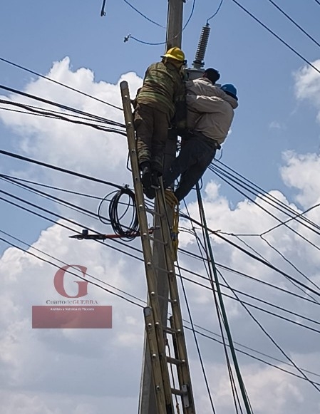 Sobrevive joven trabajador a descarga eléctrica en  Tlaltelulco; quedó suspendido en un poste