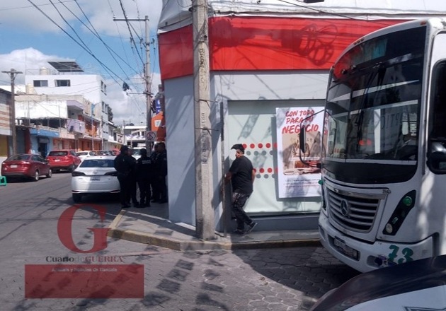 Sujetos armados entran a banco Santander en San Pablo del Monte y roban 150 mil pesos a cuentahabiente