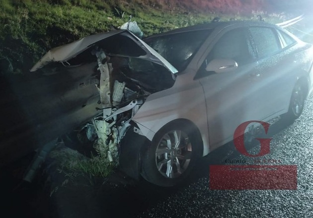 Mujer copiloto muere prensada tras brutal choque contra barra de contención en la Amozoc-Perote,  en Cuapiaxtla