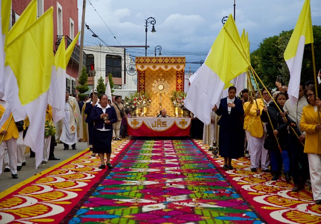 Huamantla se llena de color, fe y tradición con la elaboración de tapetes por Corpus Christi