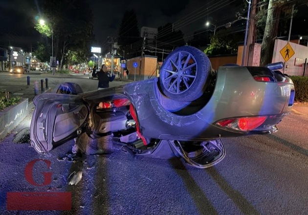 Abandonan automóvil volcado con botellas de licor en el Bulevar Guillermo Valle, en Tlaxcala
