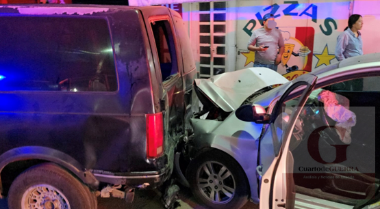 Joven dormita al volante y destroza carpa de taquería sobre la carretera Tlaxcala-Puebla