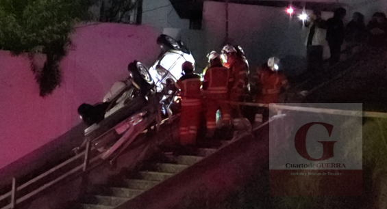 Accidente en las escalinatas de Emiliano Zapata deja un conductor sin vida y prensado