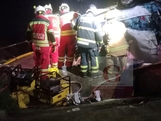 Accidente en las escalinatas de Emiliano Zapata deja a un conductor sin vida y prensado