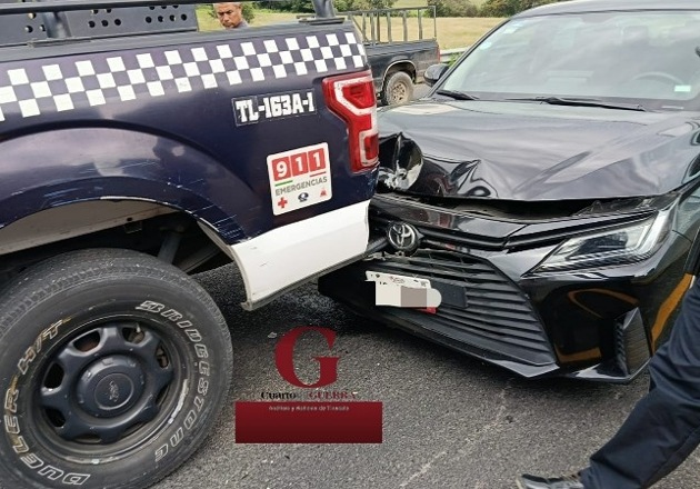 Chocan patrulla estatal y auto particular en el Periférico Tlaxcala; hay dos policías hospitalizados