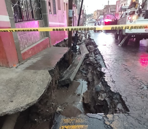 Retira Gobierno de Huamantla luminaria que representaba riesgo tras intensa lluvia
