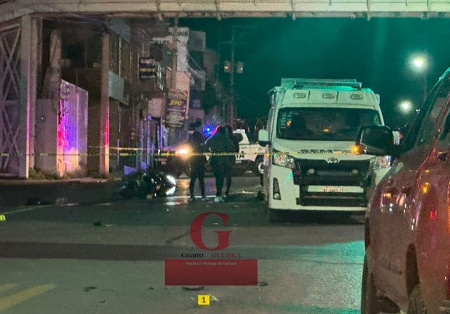 Ebrio en Mazda se vuela el semáforo y mata a motociclista en bulevar Ocotlán