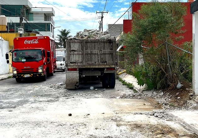 Gobierno que escucha y resuelve retira caseta en desuso que obstruía banqueta en Acuitlapilco