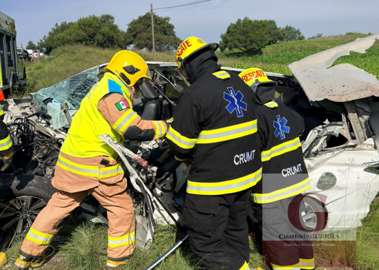 Técnicos del CRUMT realizan complejas maniobras de extracción tras fatal choque en Cuapiaxtla