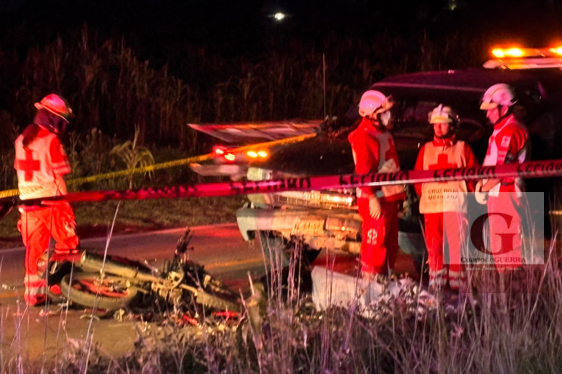 Joven motociclista muere tras ser embestido por camioneta que invadió carril; el responsable huyó