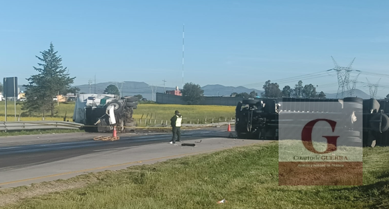 Trailero muere prensado tras brutal volcadura en Arco Norte,  en Calpulalpan; colapsa circulación
