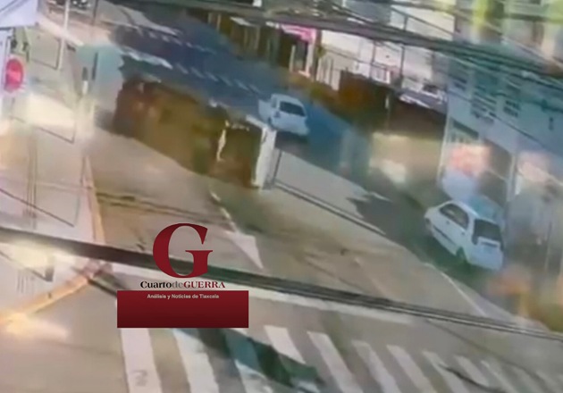Cámara capta choque y volcadura en Loma Bella, Puebla; trabajadores salen proyectados