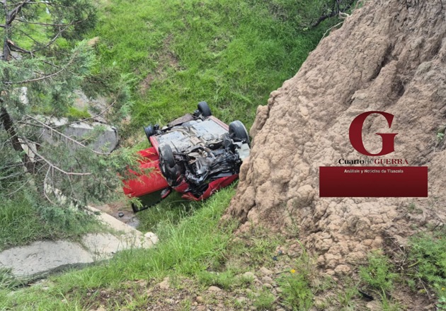 Sobreviven dos personas tras caer en su automóvil a barranco en Hueyotlipan