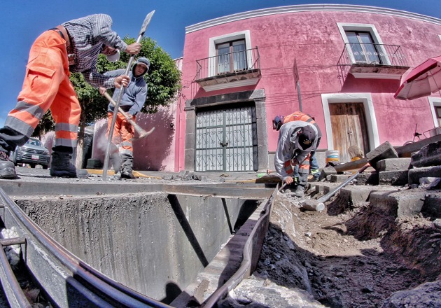 Coloca Ayuntamiento de Tlaxcala nueva rejilla reforzada en la avenida Independencia y resuelve problema de fondo