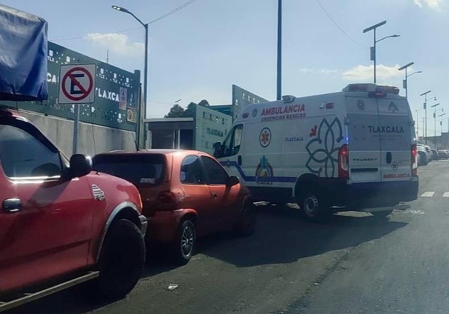 Policía Municipal de Tlaxcala atiende reporte de emergencia y da apoyo para traslado de hombre que convulsionaba