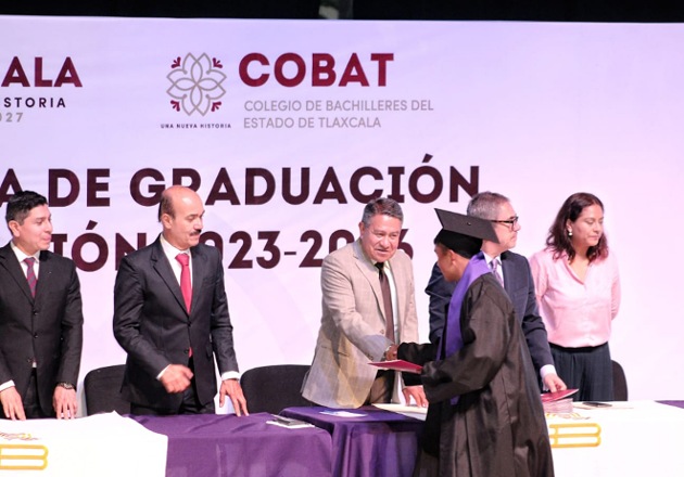 Carlos López asiste a graduación de alumnos del Cobat plantel 11 de Panotla