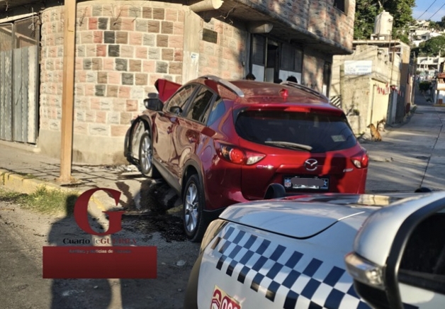 Docente pierde el control de su camioneta y termina incrustado en una vivienda, en Totolac