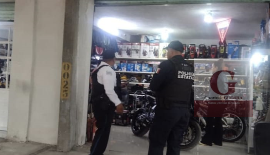 Comando armado asalta tienda tipo outlet, encierra a empleados y huye con botín en Yauhquemehcan