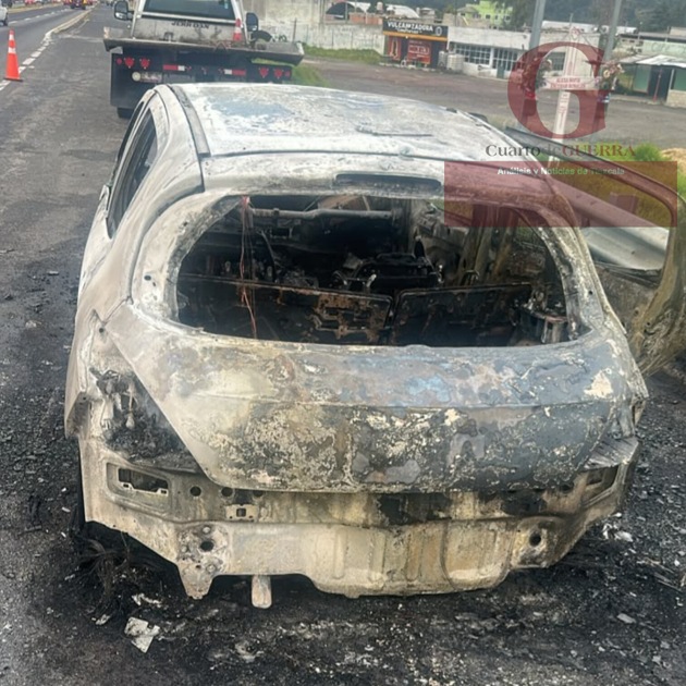 Se incendia vehículo en carretera de Calpulalpan por corto circuito