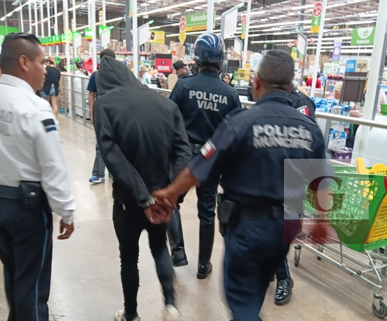 Detienen a dos presuntos 'farderos' tras intentar robar en Aurrera de Tlaxcala capital