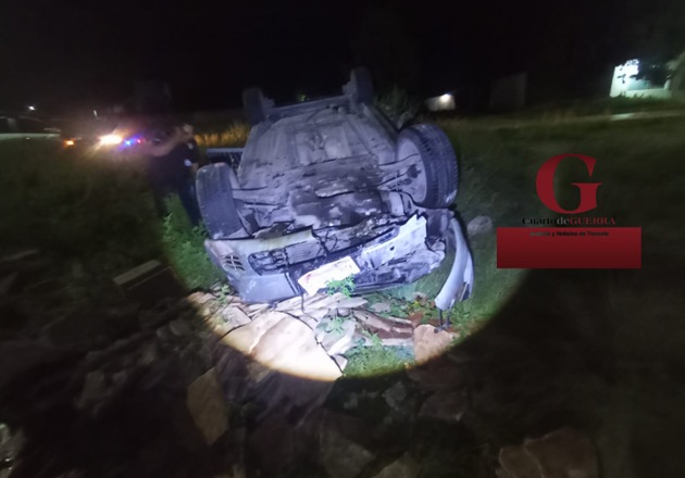 Hallan vehículo volcado en la Tlaxcala-Texoloc; horas después arroja reporte de robo