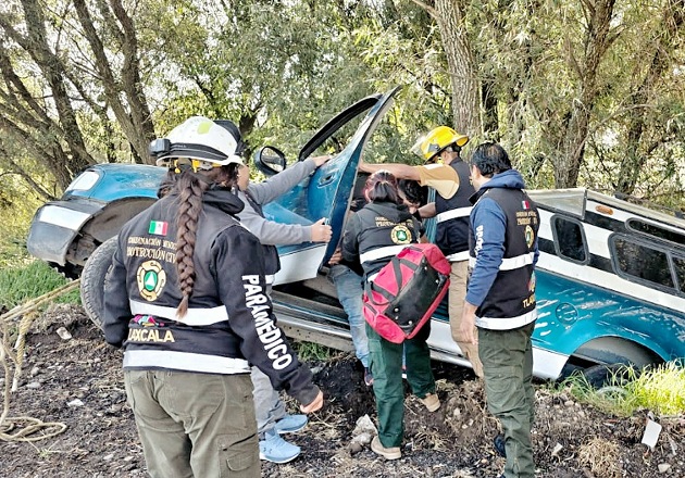 Policías municipales de Tlaxcala salvan a personas a bordo de un vehículo de caer al río en Tizatlán