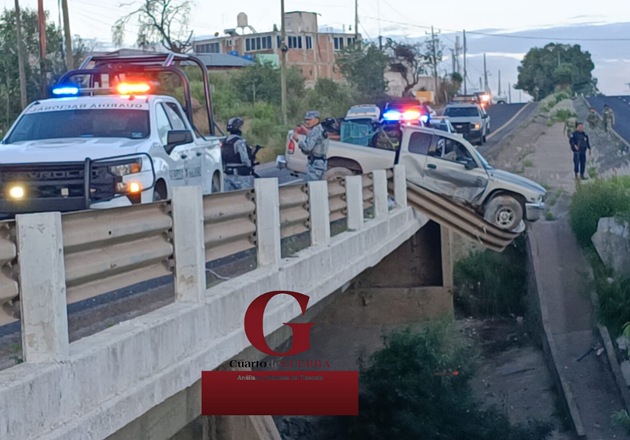 ¡A punto de irse al barranco! Abandonan unidad cargada de tunas tras accidente en la Vía Corta