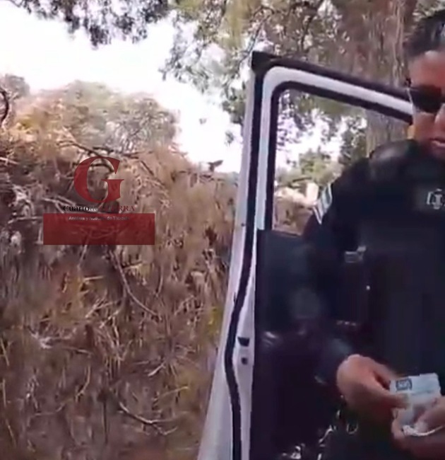 Graban a subdirector de la policía de Ixtacuixtla recibiendo dinero de presunta extorsión